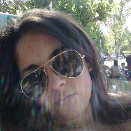 ¿Qué vas a hacer? te gusta más la rabia que la realidad, pensar y no poder hablar, mirarte y no poder mirar.