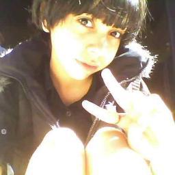 quinn_ema's profile picture. Las canciones son justamente pensamientos. Por un momento paran el tiempo. Escuchar una canción es escuchar algunos pensamientos.