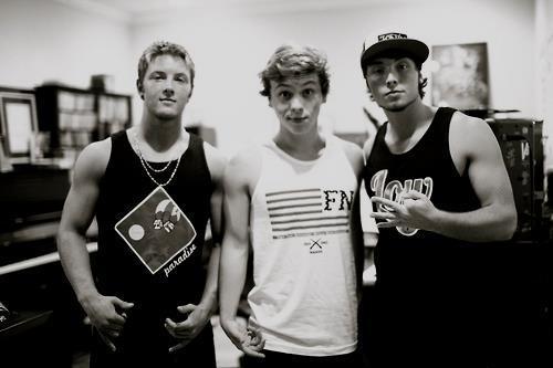 Emblem Three España.
