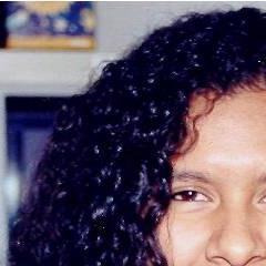 Abogada, de esas que se ponen la capa todos los días para luchar por la justicia. Feminista, antiracista y promotora de la ética que aún sonríe. Lectora voraz.