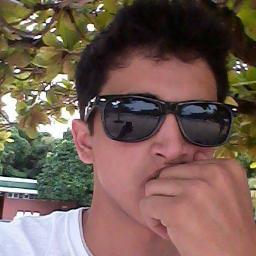 Meu olhar se perde na poeira desta estrada triste, onde a tristeza e a saudade de você ainda existe