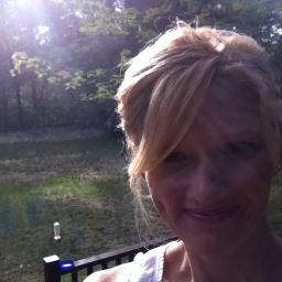 worshipper, incessive simplifier, planner, runner girl, snacking queen, fresh paper and pen makes me smile, married to superman, and my kids are 