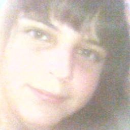 eu tenho olhos verdes franja cabelo castanho claro sou alegre e sou fã da lari