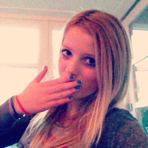 Bronty/13 jaar/ hockey MC1/ Dansen Hip-hop/ vrienden famllie boven alles/ hou van jullie xxx demi, sarah w
