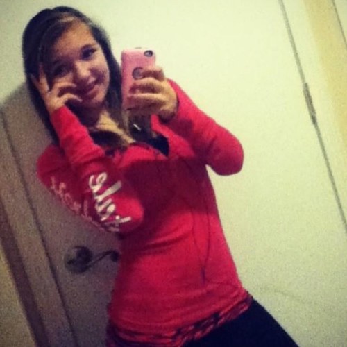 Love to dance ;D Like to hang out with friends ;) i love to laugh and be wierd haha thats just me ;) If i dont like u i will tell u :/ U gotta love me ;D