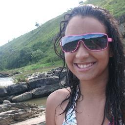Por fora a menina que muitos julgam.
Por dentro a mulher que poucos conhecem.