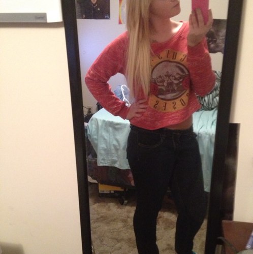 anon_things's profile picture. Waitressing, school, working out = my life
Canadian, blonde, big trucks , avi is me