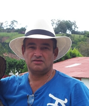 Administrador público, especialista en administración, padre de cuatro hijos, con esperanza de vivir mejor cada día. y buscador de la armonía.