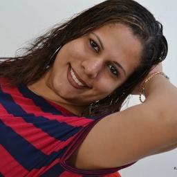 Sou inconstante e talvez imprevisível. 
Não gosto de rotina. Eu amo de verdade aqueles pra quem eu digo isso.