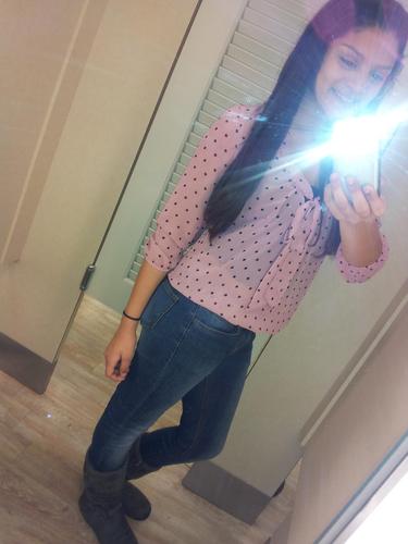 Namess Seciaaa :* follow me & i'll followww bacck !3 lol, k byee.c: