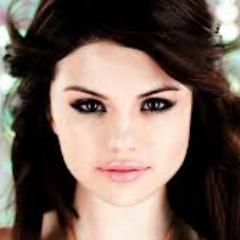 Desistir? Não não tem como desistir se existe você em minha Vida, Seu Sorriso me encanta, @SelenaGomez Você me dá força pra Jamais Desistir.