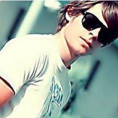 Alex is a kind heated guy who like honest people, love to talk with people about latest and unique style clothing and have craze to adopt fashion trends.