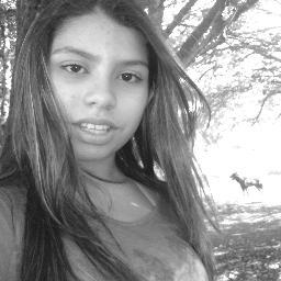 sou baixinha, chata e irritanty, mais muito amigavel....ksksksk