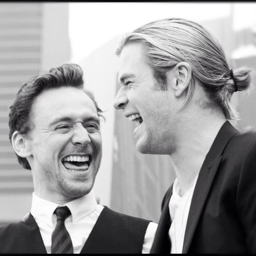 Página Chilena para fans de Chris Hemsworth (@ChrisHemsworth) y Tom Hiddleston (@twhiddleston).
You're all welcome!! :D