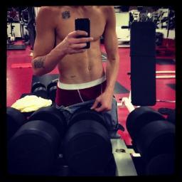 so now I'll wait for my idol, @justinbieber follow me!!