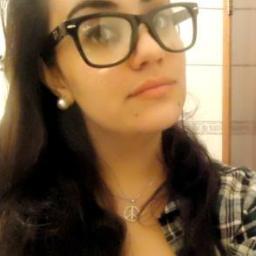 Analista de SEO, Desenvolvedora web, alegre,Criativa,nerd,Critica, Comunista, gorda, inteligente...coisas do tipo ^^