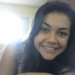 uma menina mulher que sorri como uma criança, mais pensa como um adulto que as vezes faz que não entende mais na verdade só não quer mais uma responsabilidade!