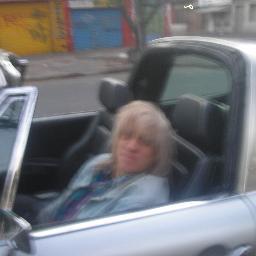 periodista, tecnica en grabacion y produccion, toca en CTRL G, estudia Gestion en UNTREF, trata de parecer normal, mais de perto ninguem e normal ...