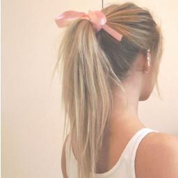 AnadeFresa's profile picture. Amo la música indie. Vivo por la moda vintage. Soy fan del cine de autor. En otra vida fui un petirrojo...