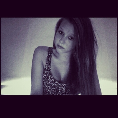 CabrierVanessa's profile picture. J’veux qu’tu meurs, qu’tu m’aimes, qu’tu pleures, tu mènes la danse. Donc nos cœurs saignent dans une même cadence.