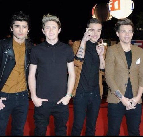 Coucou :) follower @Niall_Pauli_ne svp aller vite !! Folow folow et folow !