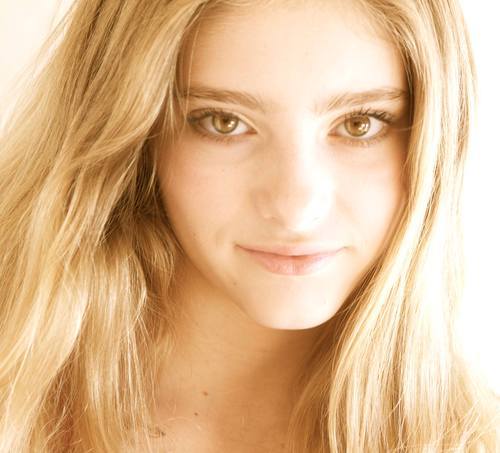 Official Twitter for Hunger Games star Willow Shields