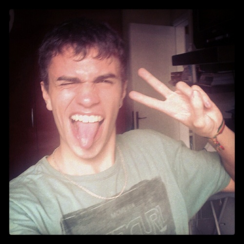 Sou @aliados...sorrindo e isso nao quer dizer que eu n posso sonhar(8' ...Posso ser diferente , mais sou aquele que faz a diferença e Namorado da  @fraansweet6