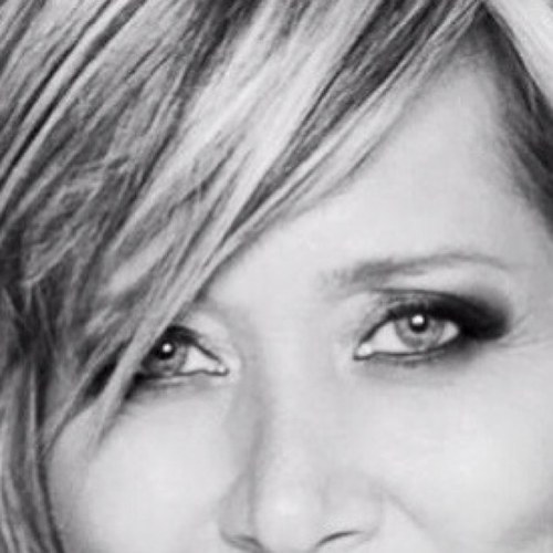 Me gusta cantar, vivo y dejo vivir. I love singing, living and letting the world live as well... Dog lover, above all!