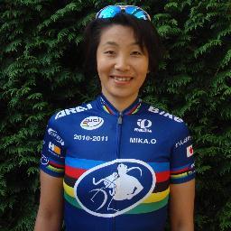 オランダに2001年移住。2児のママでありながら、2010年世界シクロクロス選手権2位、2011年晴れて世界チャンピオン。今はオランダで楽しく自転車に乗ってます。 Ik ben de wereldkampioene van veldrijden masters in 2011.