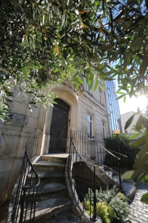 3* hotel, situated in centre of Arles(South of France), 90 rooms,traditional restaurant, swimming-pool, snooker,...