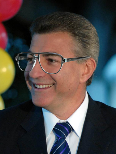 Experto en enriquecerme a través de la obra pública. Soy sec. de infraestructura en Puebla y amo el trabajo sucio.  Ah y tengo una casa de más de $70 mdp.