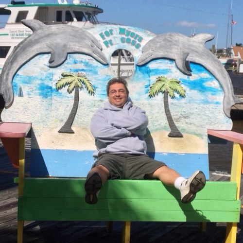 I'm a divorced dad with 2 kids. I love reading, traveling, playing poker and women.