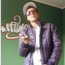 Tu é o que é,Ou só o que se tenta ser?Tu é o que é eles são?Ou nunca conseguiu entender,Tu é o que eles querem,Tu é o que eles escolhem,Tu é sem querer.
