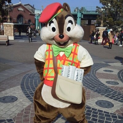 ディズニーお散歩ガイド ゴミ 拾いをしているキャストさんに 何拾ってるんですか って聞くと 星を拾ってるんですよ 昨日は流れ星が多かったので って帰ってくるそうですよ さすが夢の国