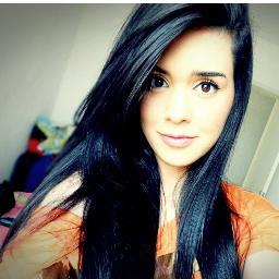 Sou simpática adoro conhecer as pessoas 
amo chocolate , sou ciumenta pra caramba  e sou muito feliz de bem com a vida '-'