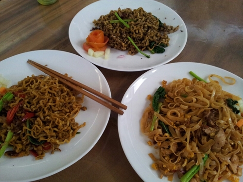 Kunjungi CafeWonWon, Rasa Memuaskan Harga Terjangkau .Jl.Wonodri Sendang 12A ,buka pk 11.00-21.00.hotspot area