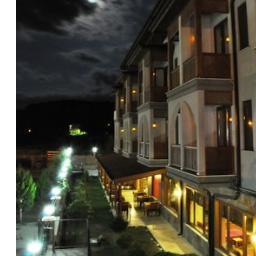 Ağva'nın eşsiz doğasını yaşarken aynı zamanda kaliteli hizmet, hijyen ve beraberinde sıcak bir atmosfer bulacağınız Günay Hotel Ağva'nın en büyük kompleksidir.
