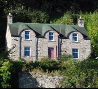 Holiday cottage situated in the grounds of the 16th century Castle Menzies near Aberfeldy Scotland. Sleeps 6, pets welcome. Free WiFi.