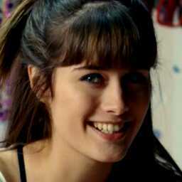 14 años.estoy enamorada de Hugo y no voy a parar asta conseguirlo.Mi hermana es Anna (no soy Nerea Camacho)