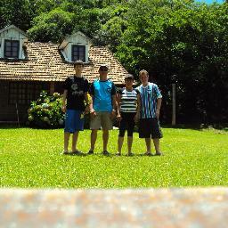 levando a vida sempre na boa...tranquilo, gremista fanático, brincalhão...não abre mão de uma balada nos findis....levando a vida na brincadeira