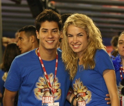 Ser fã é Conhecer a arte de manejar os sentimentos, pois são seus maiores tesouros.São as declarações ao seu idolo. @aguiarthur e @lua_blanco