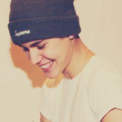 Hello,my dream is a hug of @justinbieber
He make my SMILE everyday Thank #KIDRAUHL