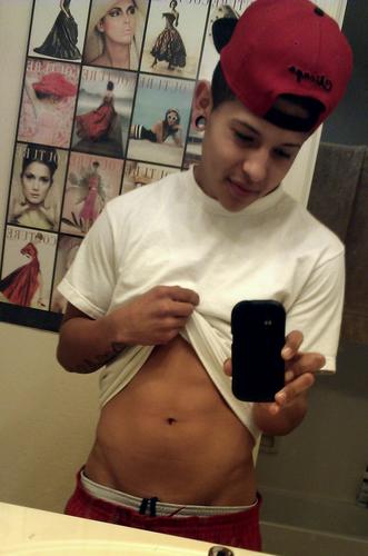 follow me n ill follow back .hmu thoo