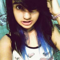 Irritante,louca,estranha,chata, e muuito ,MUITOO ciumenta. w3
 - Prazeer, EU     U-U
     HAHA '-'