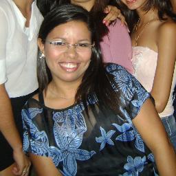 Sou alegre,adoro ouvir música... E sou apaixonada pela minha Familia