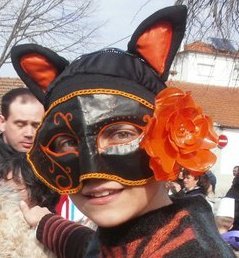 Faço artesanato reaproveitando lixo aparente.