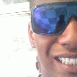 1.metro e 66.
olhos negros desconcertante.
queimado de sol talvez.
no sorriso um diamante.