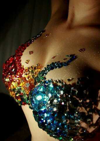 i love girls! if you do to follow me ask me questions and all :)