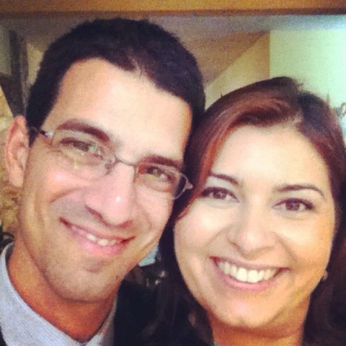 Membro Consagrada da Comunidade Obra de Maria, Assistente Social formada, cantora e apaixonada pela minha família.