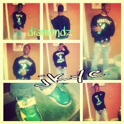 #GXLD on Life Follow my sis @ZBausby Cell phone work is getting old  fvck a 9 to 5--- Heartbreakin ' to MXNEY Makin'